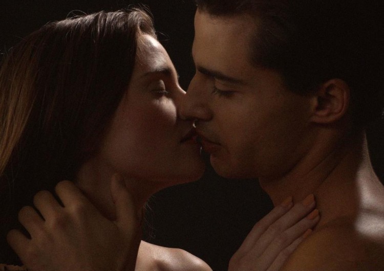 那些甜蜜拥吻的微信头像爱情就是从无水印开始